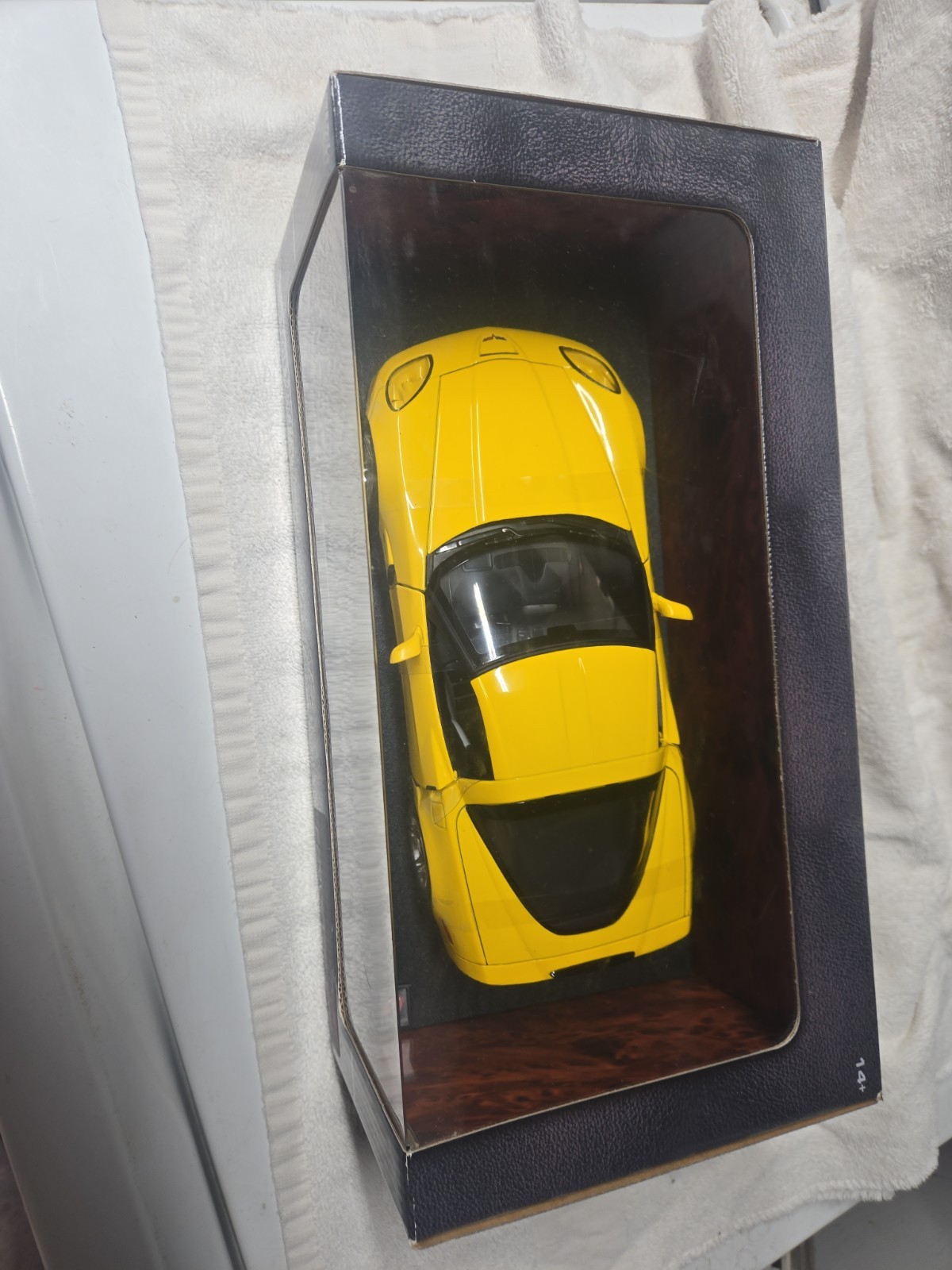 2004 CHEVROLET CORVETTE Z06 YELLOW 1:18 by HOT WHEELS G7156 MINOR BOX SHELF WEAR
