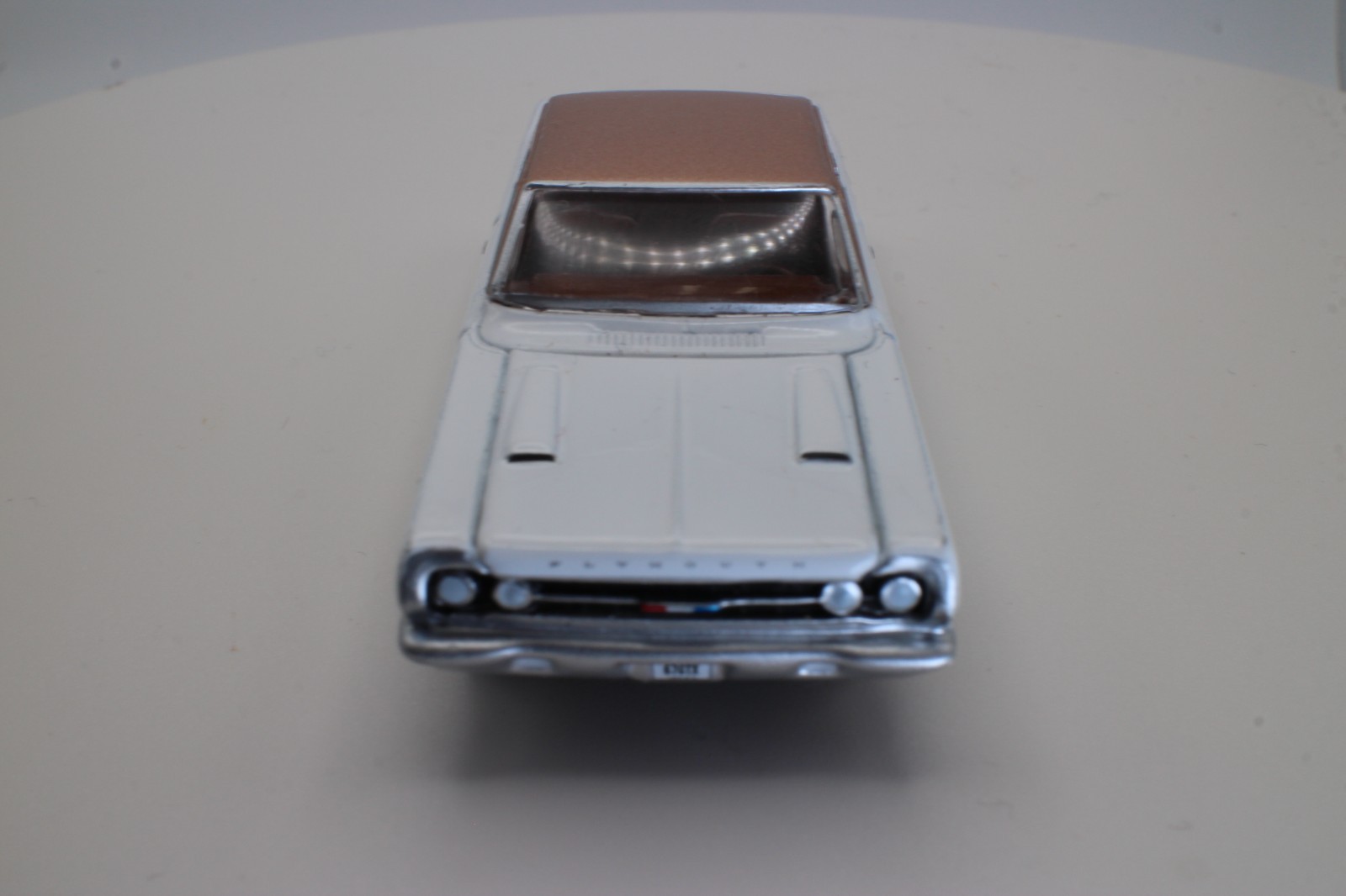 Johnny Lightning 1966 Plymouth Satellite White Copper Roof 1:64 Loose