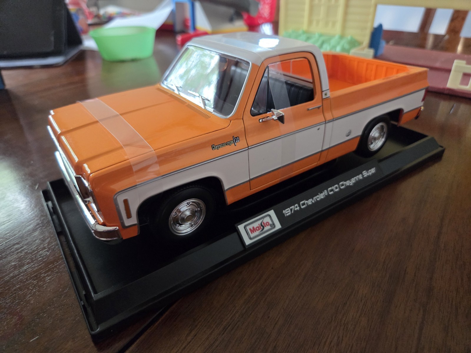 Maisto 1:18 1974 Chevrolet C10 Cheyenne Super Diecast Truck Orange/White Specia…