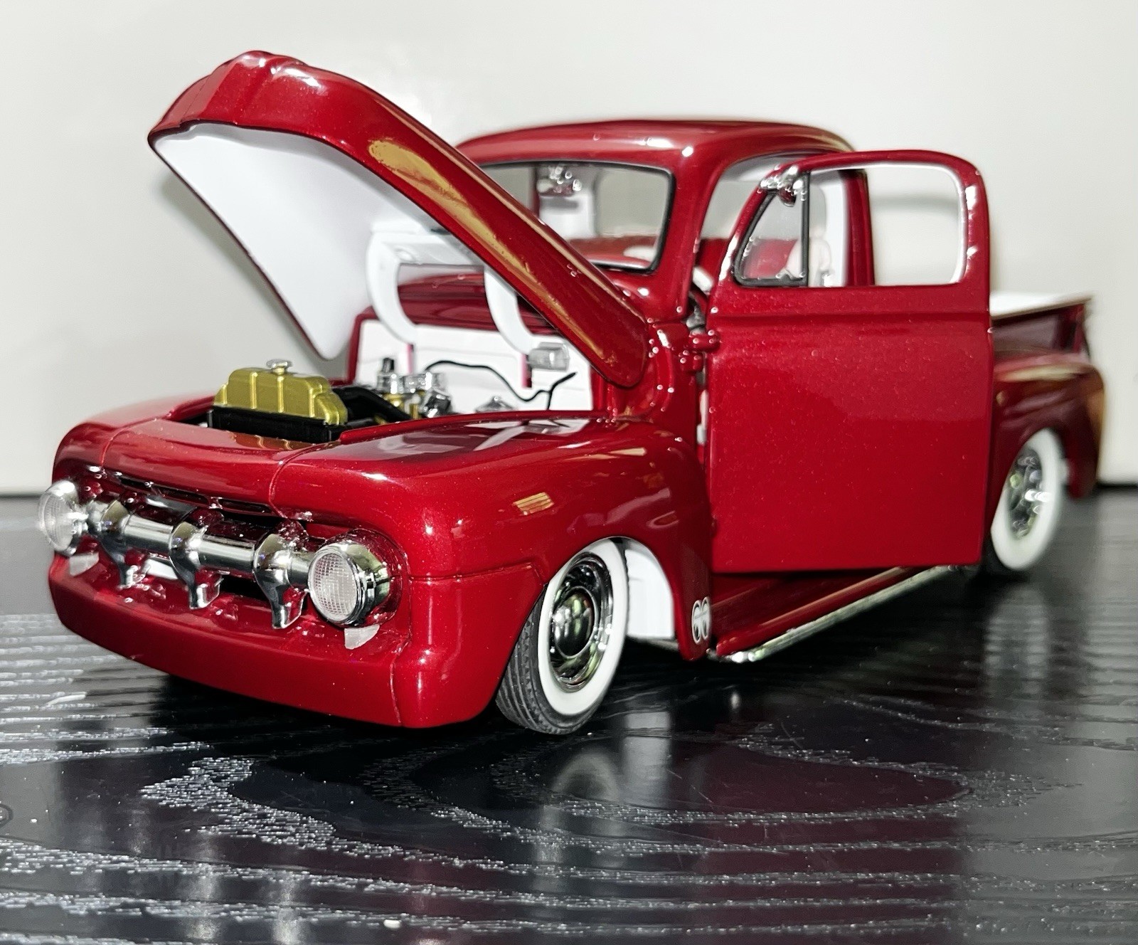 1951 FORD F-150 CUSTOM PICKUP DANBURY MINT CANDY APPLE RED 1:24 DIECAST MODEL