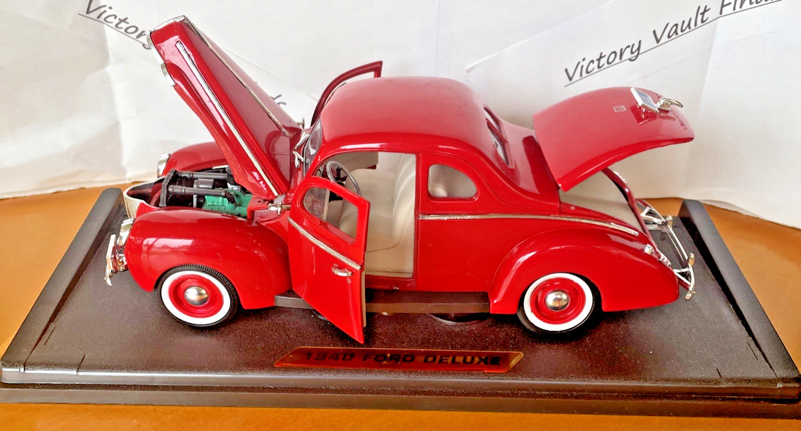 MotorMax American Classics 1940 Ford Deluxe Coupe Red 1:18 Diecast Car 73108