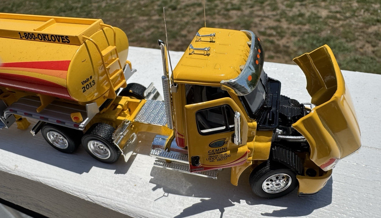 Tonkin 1/53 Loves Freightliner Cascadia Day Cab Fuel Tanker Semi Limited Edition