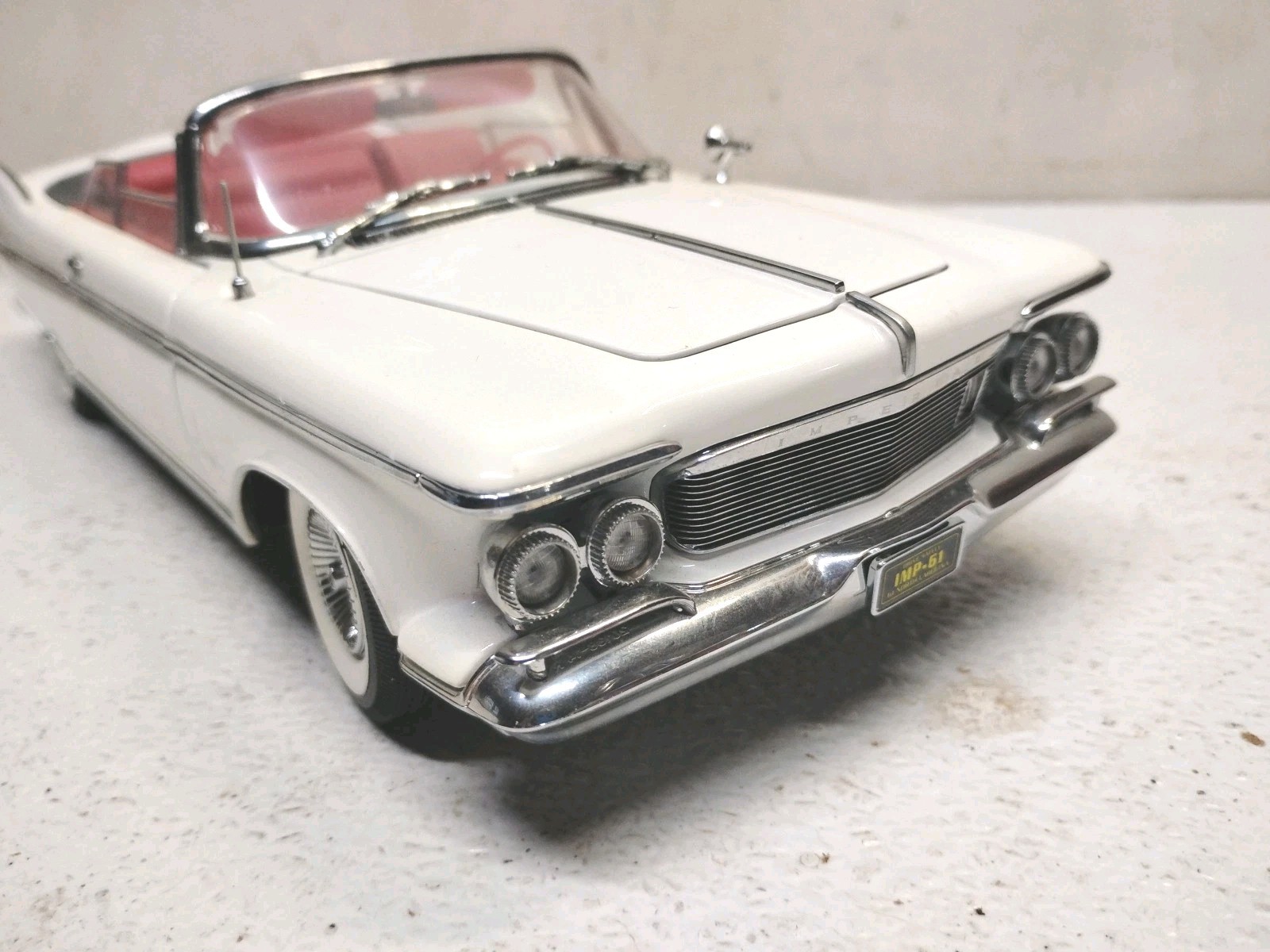 Yat Ming Road Signature 1961 Imperial Crown Convertible White 1:18 Removable Top