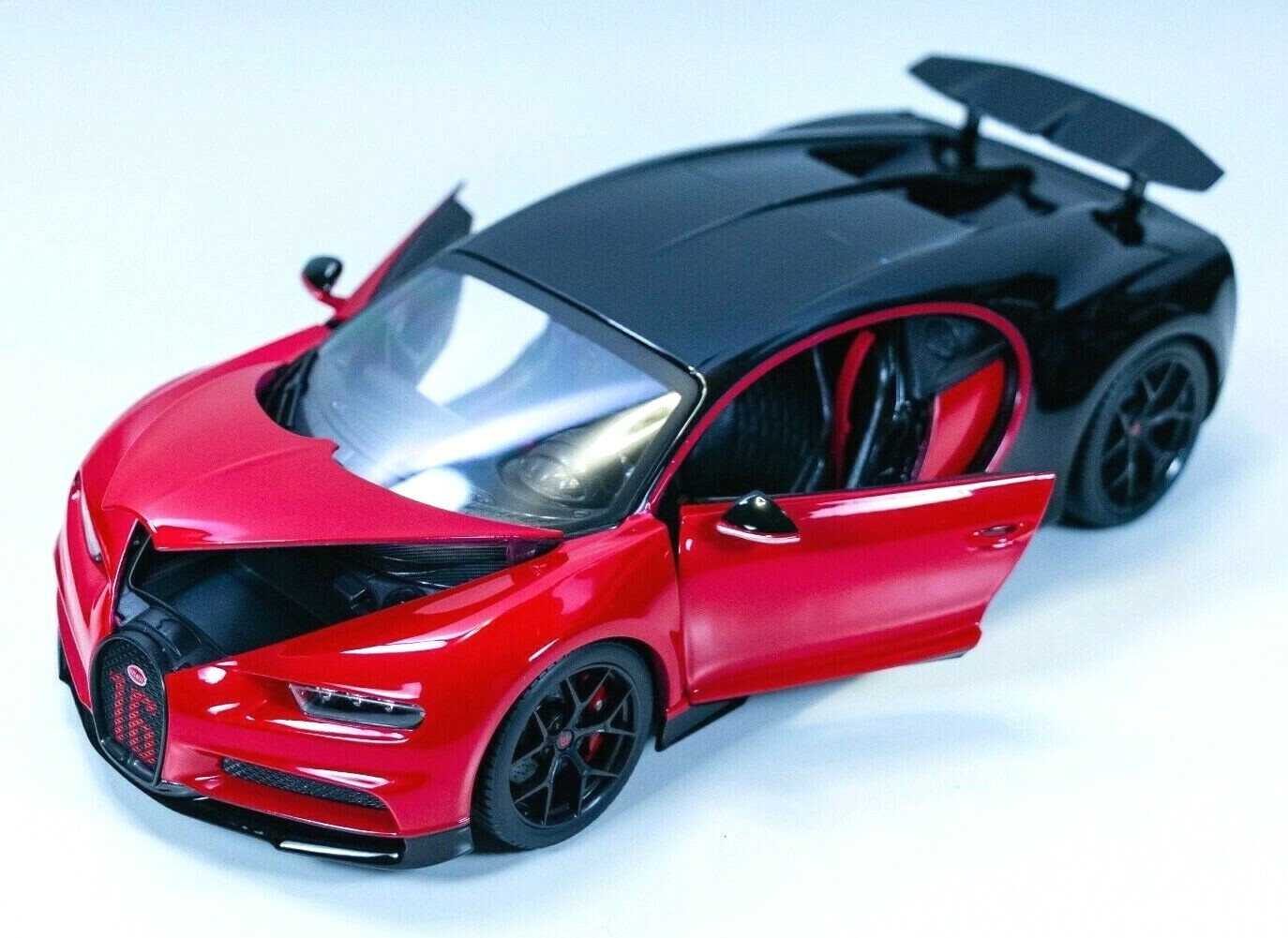 Maisto 1:18 Diecast Model Special Edition – Bugatti Chiron Red / Black