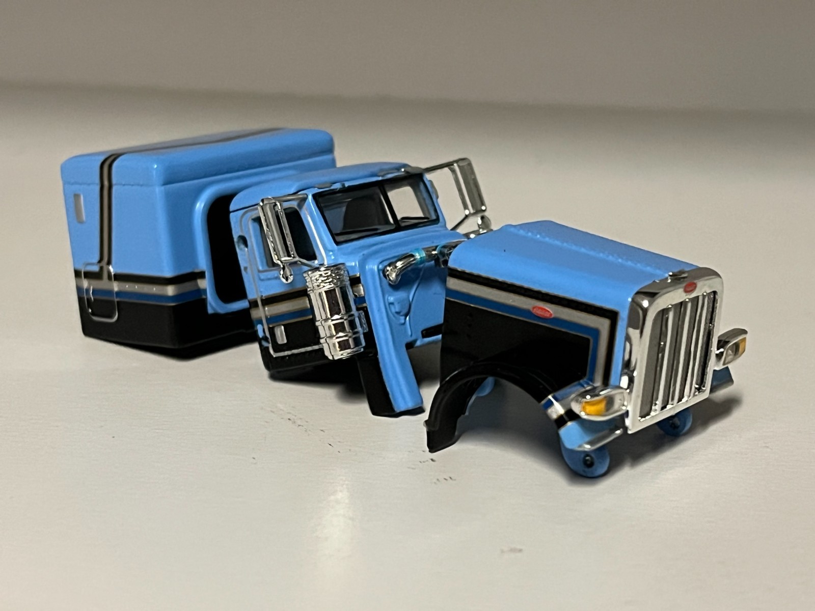 DCP 1/64 PETERBILT BLACK & BLUE STRIPE 389 60″ CAB SET & GRILL