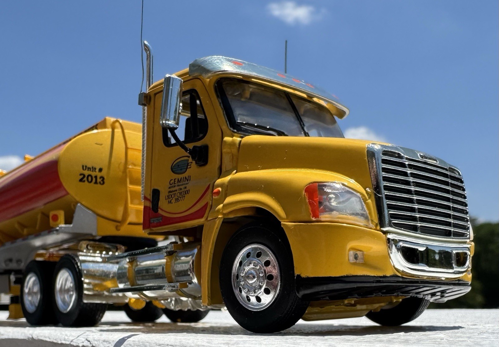 Tonkin 1/53 Loves Freightliner Cascadia Day Cab Fuel Tanker Semi Limited Edition