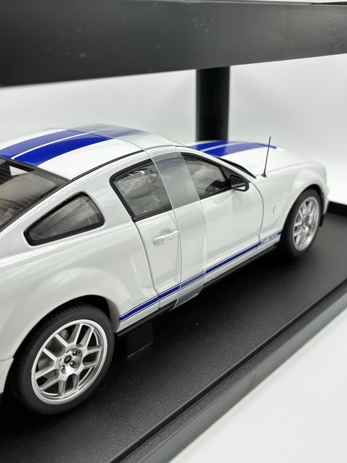 1/18 AUTOart 2005 Ford Mustang Shelby Cobra GT500 Concept White Blue Stripes