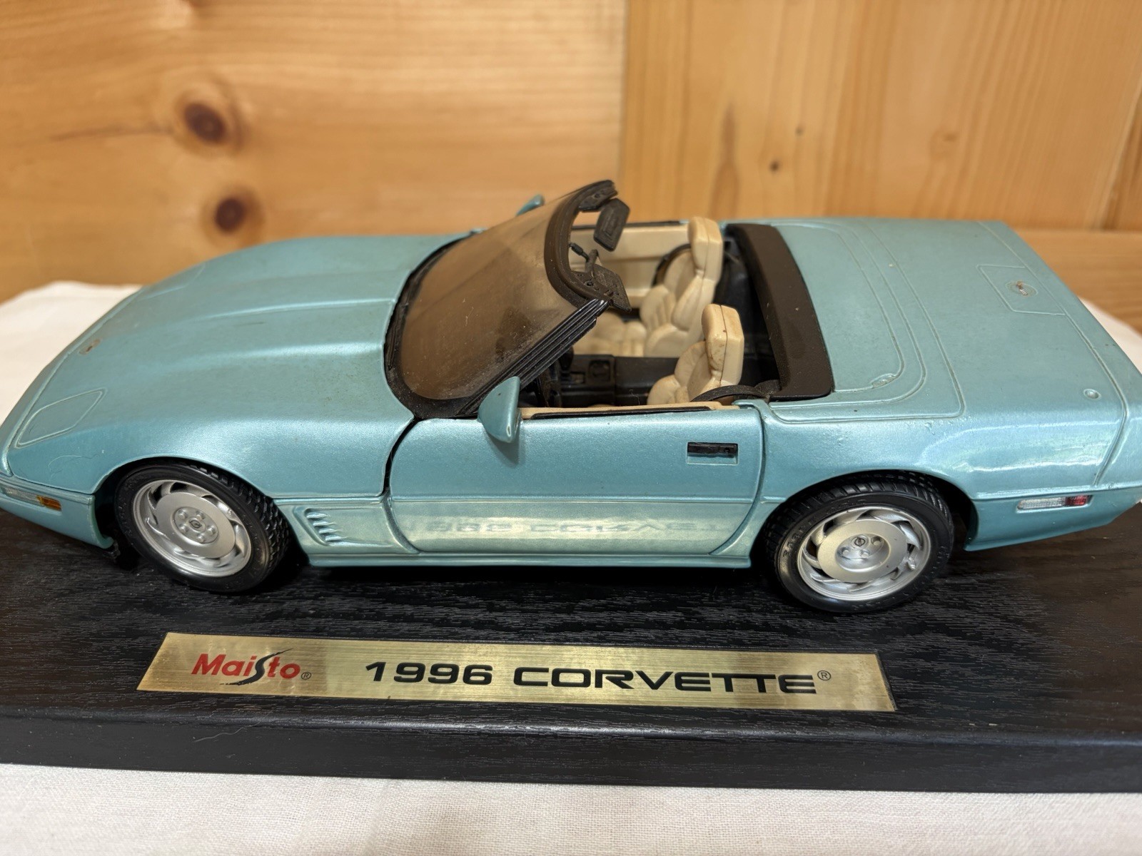 Maisto 1996 Blue Convertible Corvette 1:18 Die Cast Car With Stand