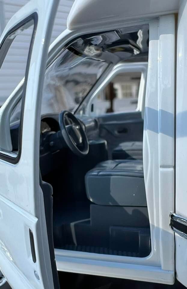 Ford E-350 Diecast Cargo Van w Driver Figure 1/24 Scale G Scale