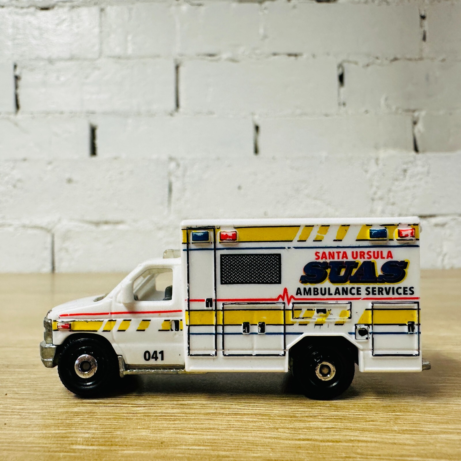 Ford E350 Ambulance White SUAS Santa Ursula 2015 EMT 5 Pack MB944