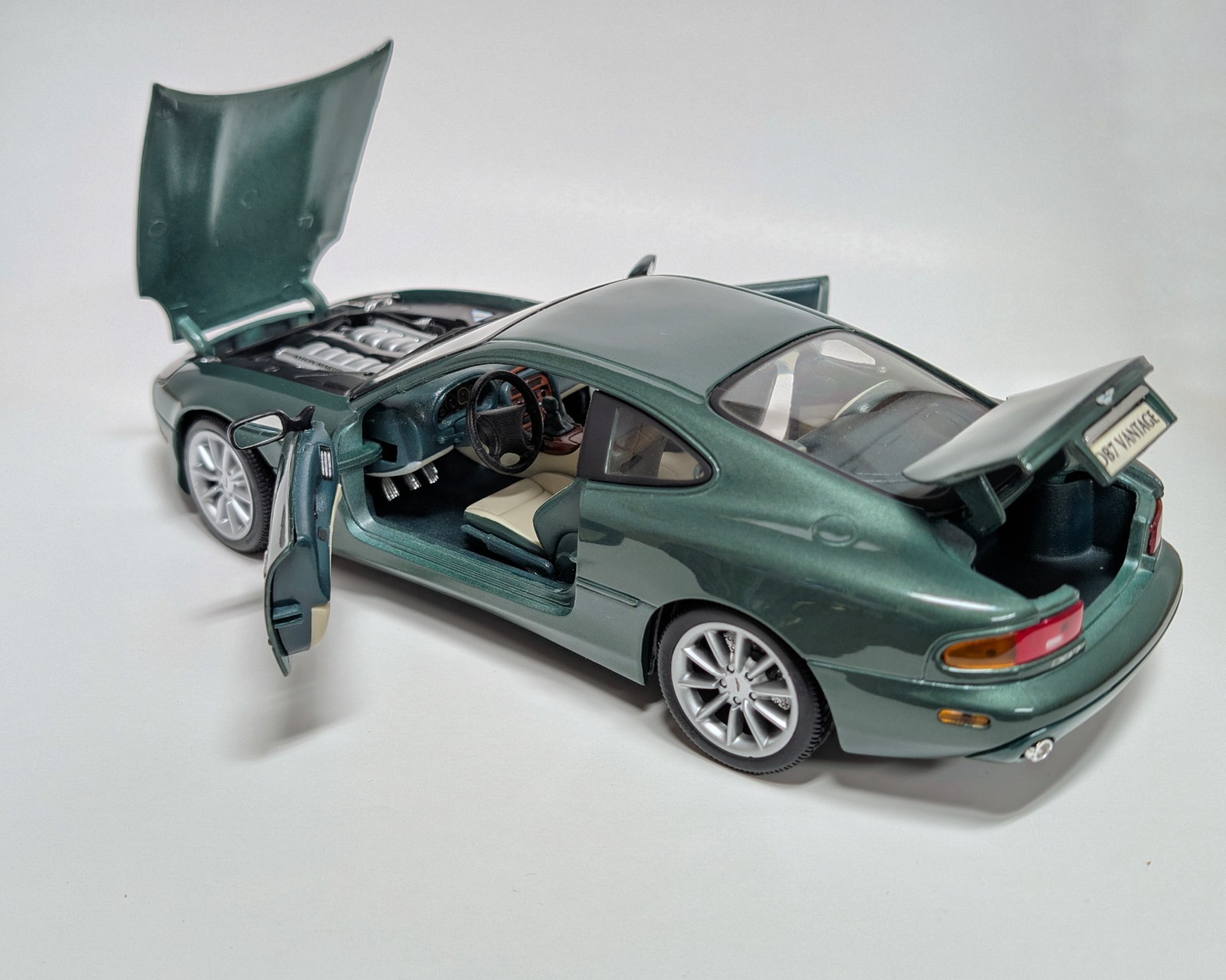 Maisto 1:18 Aston Martin DB7 Vantage Diecast Model Car – Metallic Green – Detail