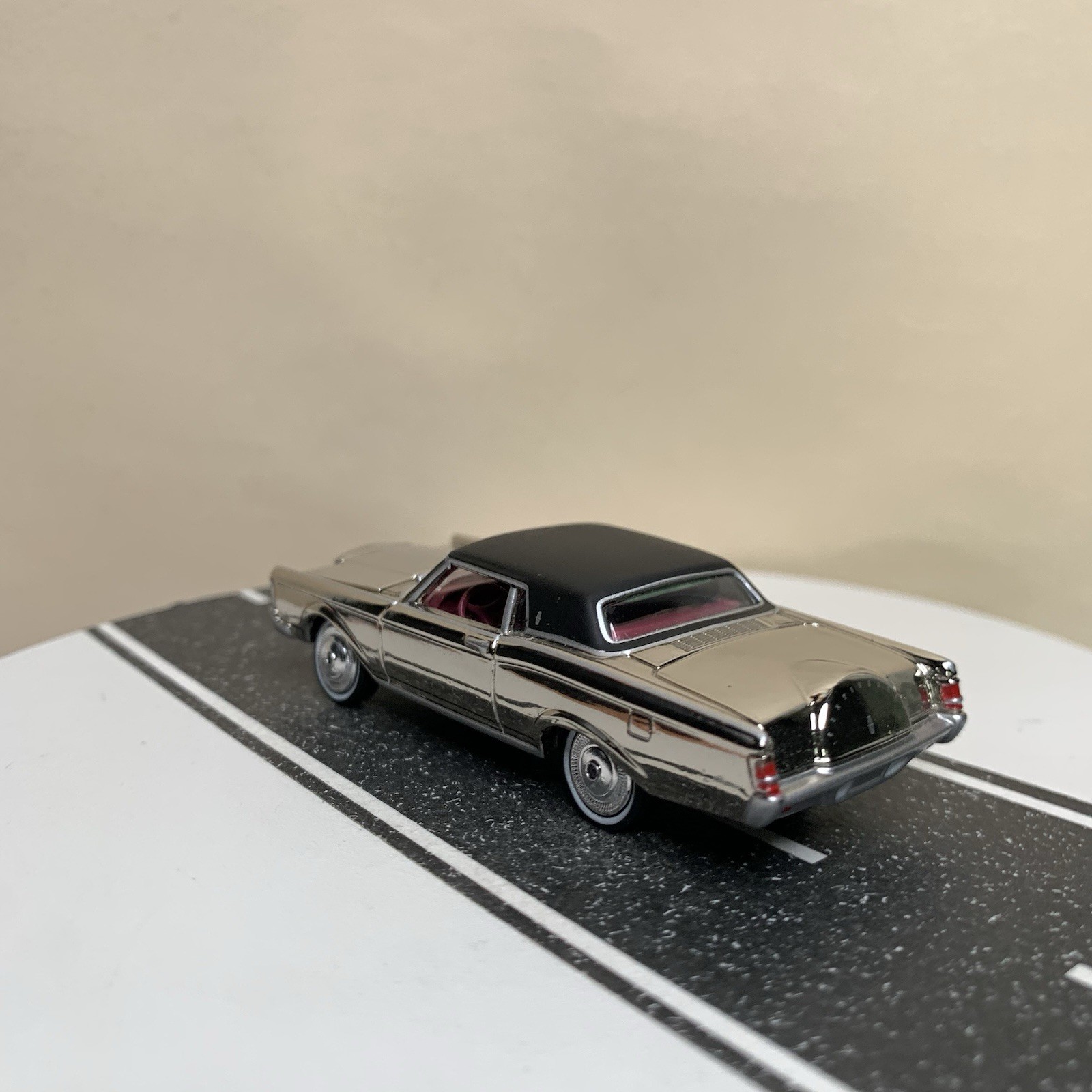 Johnny Lightning Classic Gold 1969 Lincoln Continental Mark III Chrome 1:64 NM
