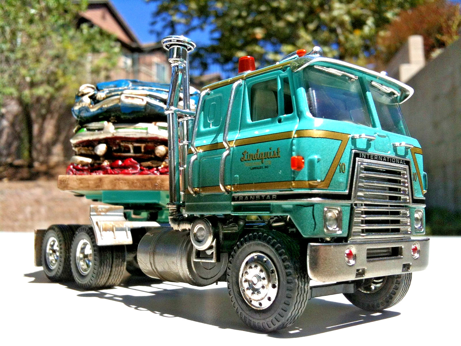 Corgi Heavy Haulers International Transtar with Crushed Car Load 1:50 Scale