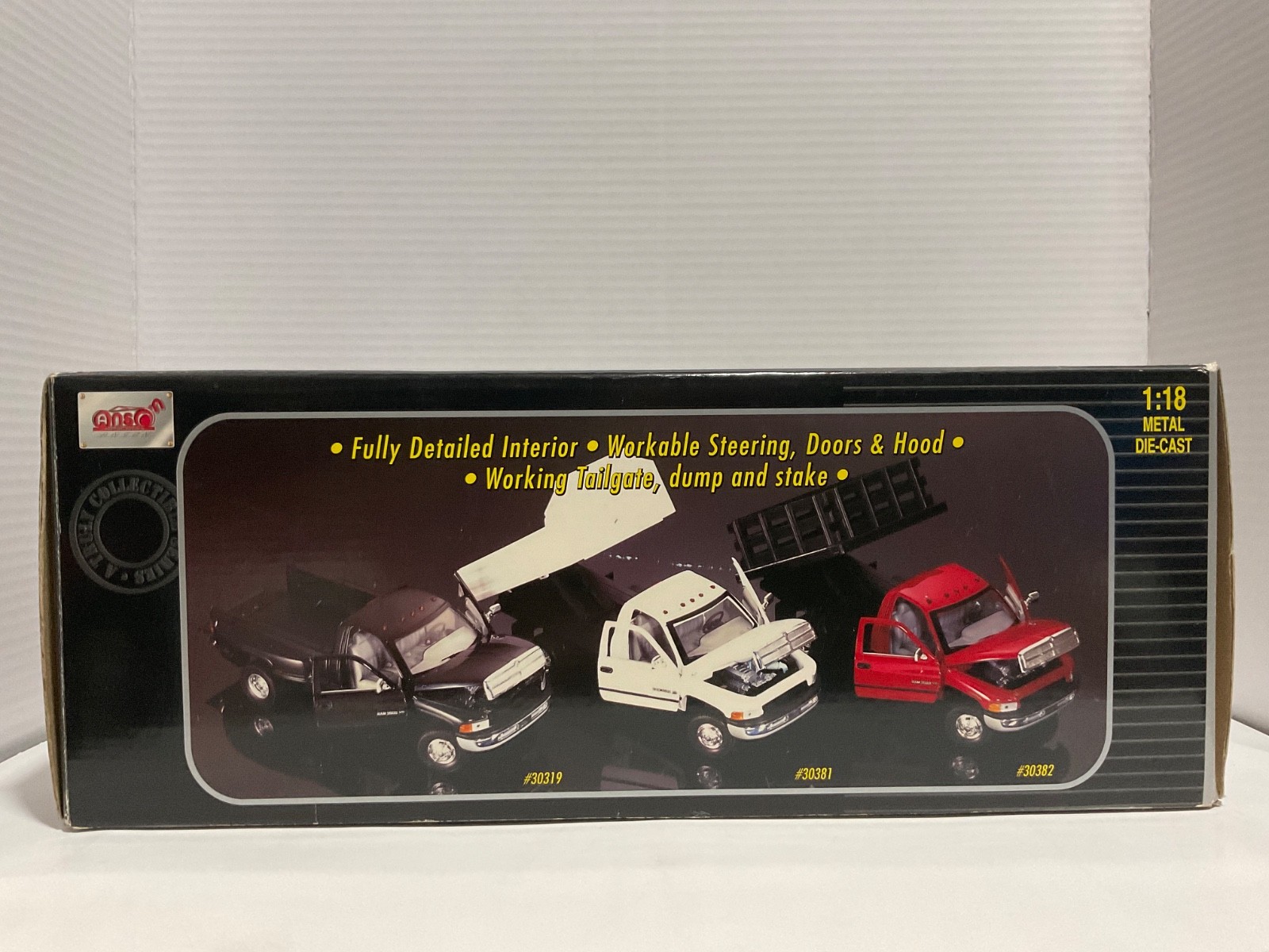 1:18 ANSON DODGE RAM 3500 WHITE ON GREY