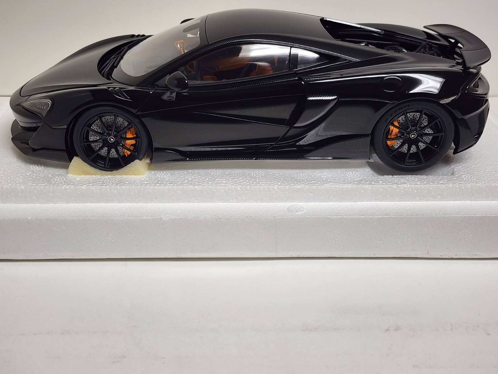 AUTOart – 1/18 die cast: McLaren 600LT, ONYX BLACK and orange inside.