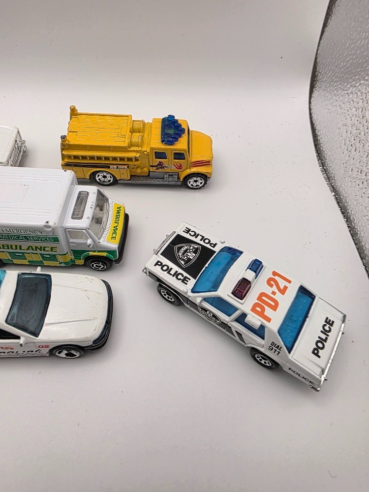 LOT OF 9 EMERGENCY VEHICLES HOT WHEELS MATCHBOX MOTORMAX POLICE (LOT 17721)