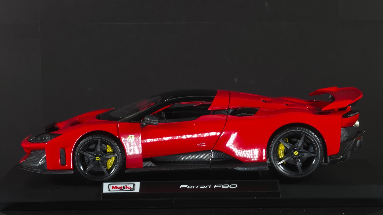 Ferrari F80 1:18 Maisto Exclusive Style Special Edition – red