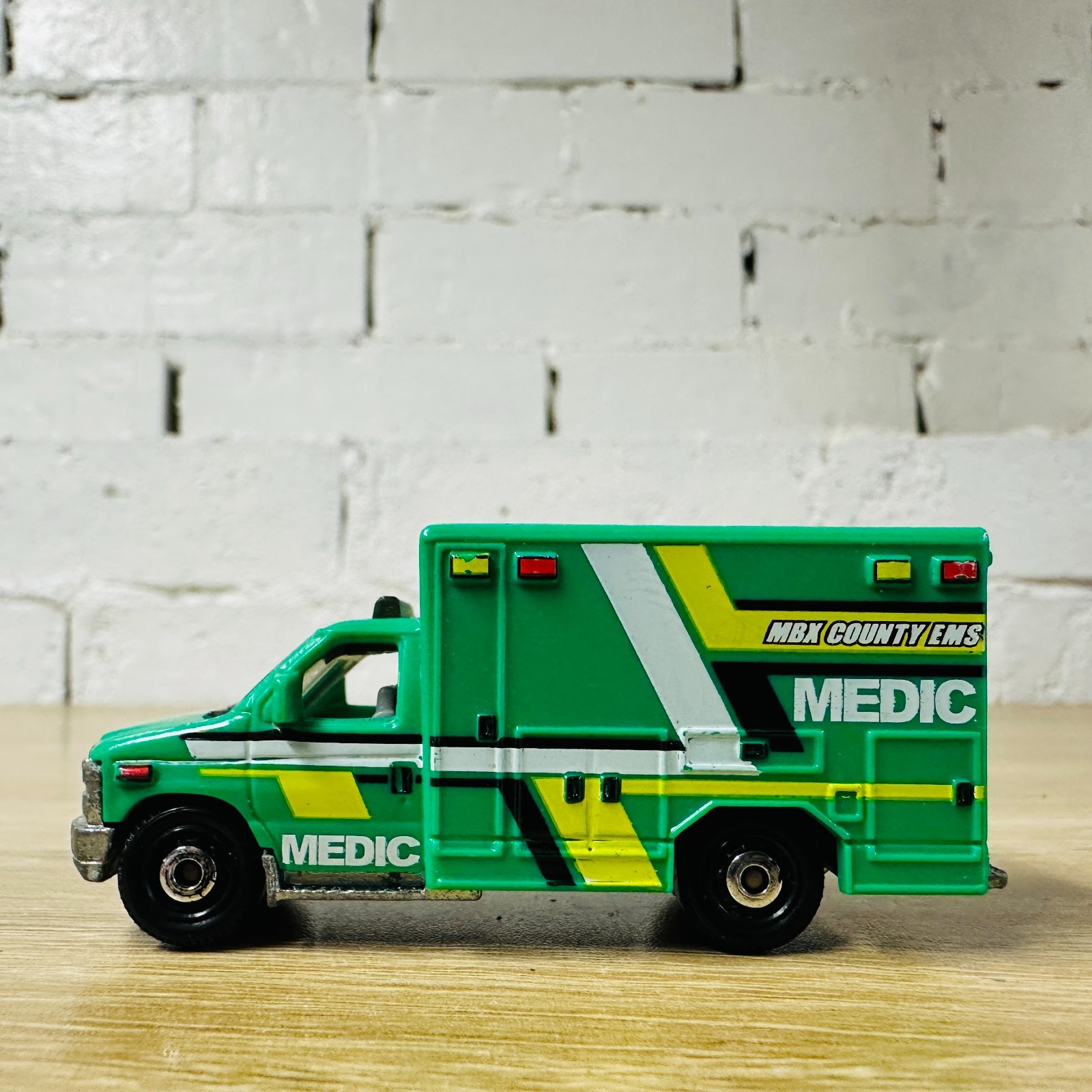 Ford E350 Ambulance 2009 Green Yellow White Medic MB944 Heroic Rescue 2016