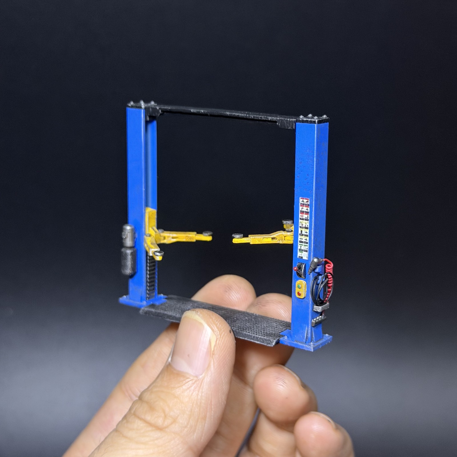 Diorama 1:64 Lift Dragon Model Adjustable Height Angle Garages Repair Scene Prop