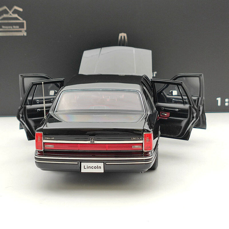 1/18 Towncar V8 1993-1995 Super Diecast model (Leather seat)