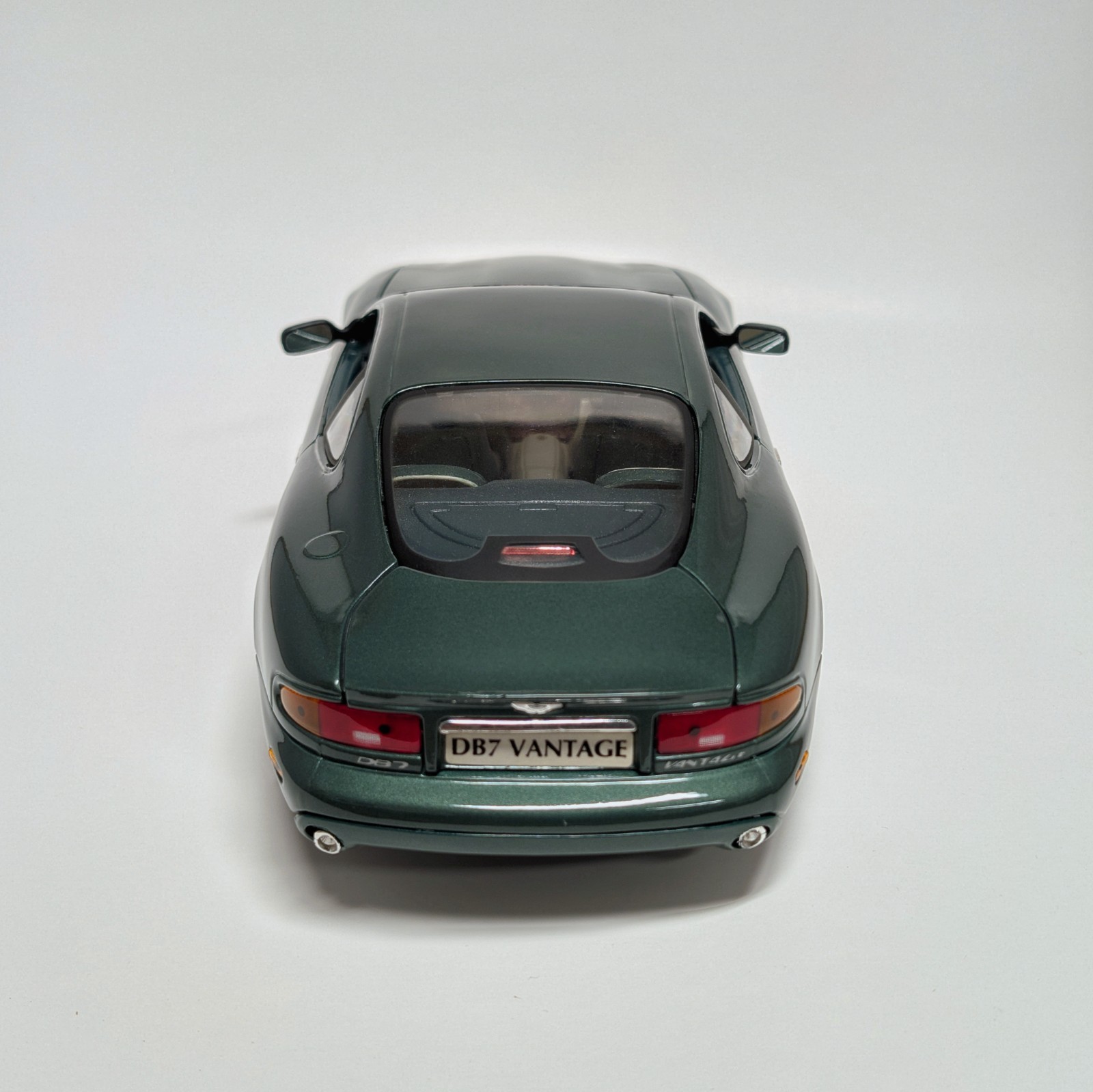 Maisto 1:18 Aston Martin DB7 Vantage Diecast Model Car – Metallic Green – Detail