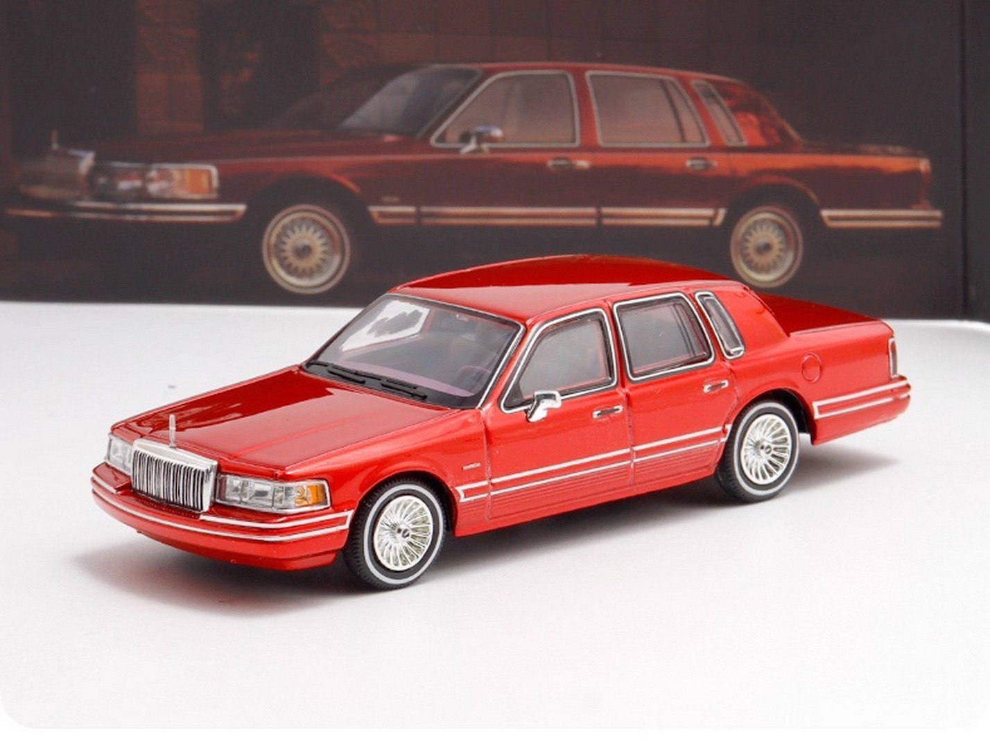 `MK 1/64 1992 Lincoln Town Car Red Diecast Car Model Toy Collector Gift
