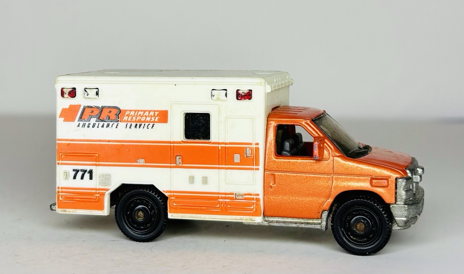 2009 Mattel Ford E-350 Ambulance Made In Thailand