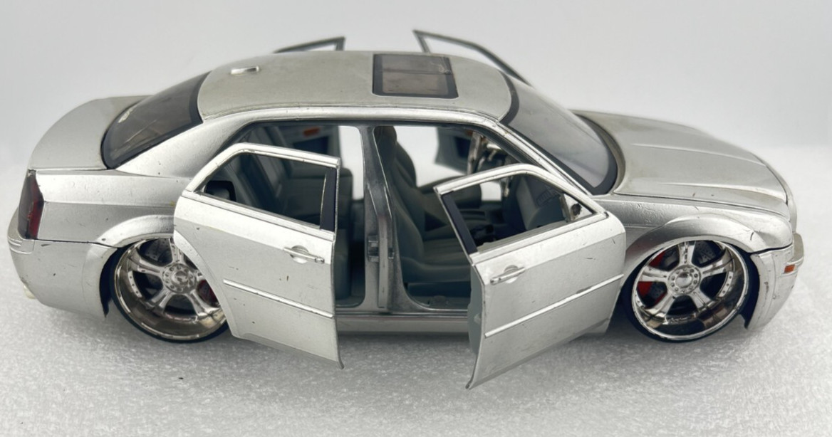 JADA 2005 Chrysler 300c Hemi 1:24 Scale Silver Metal Car Silver DUB City