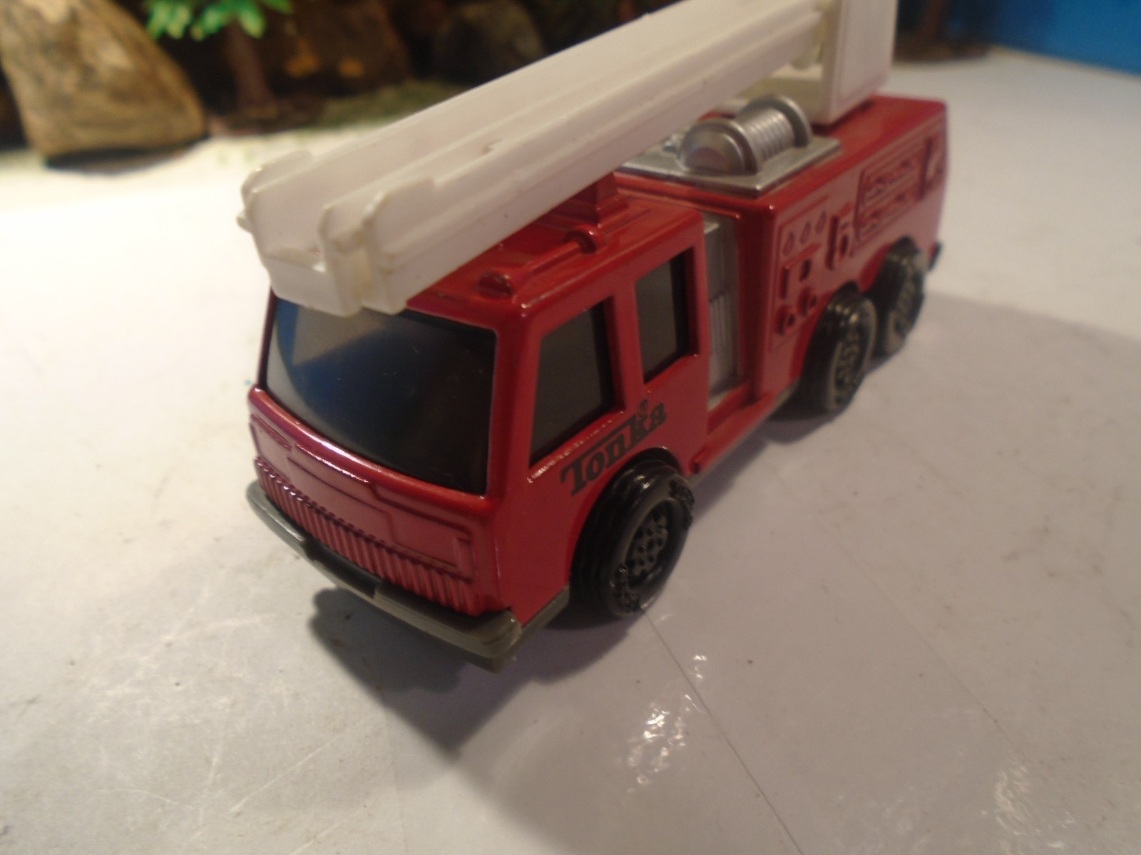 TONKA 1/64 SCALE RED DIECAST FIRE AIRAL LADDER TRUCK 1-185-1