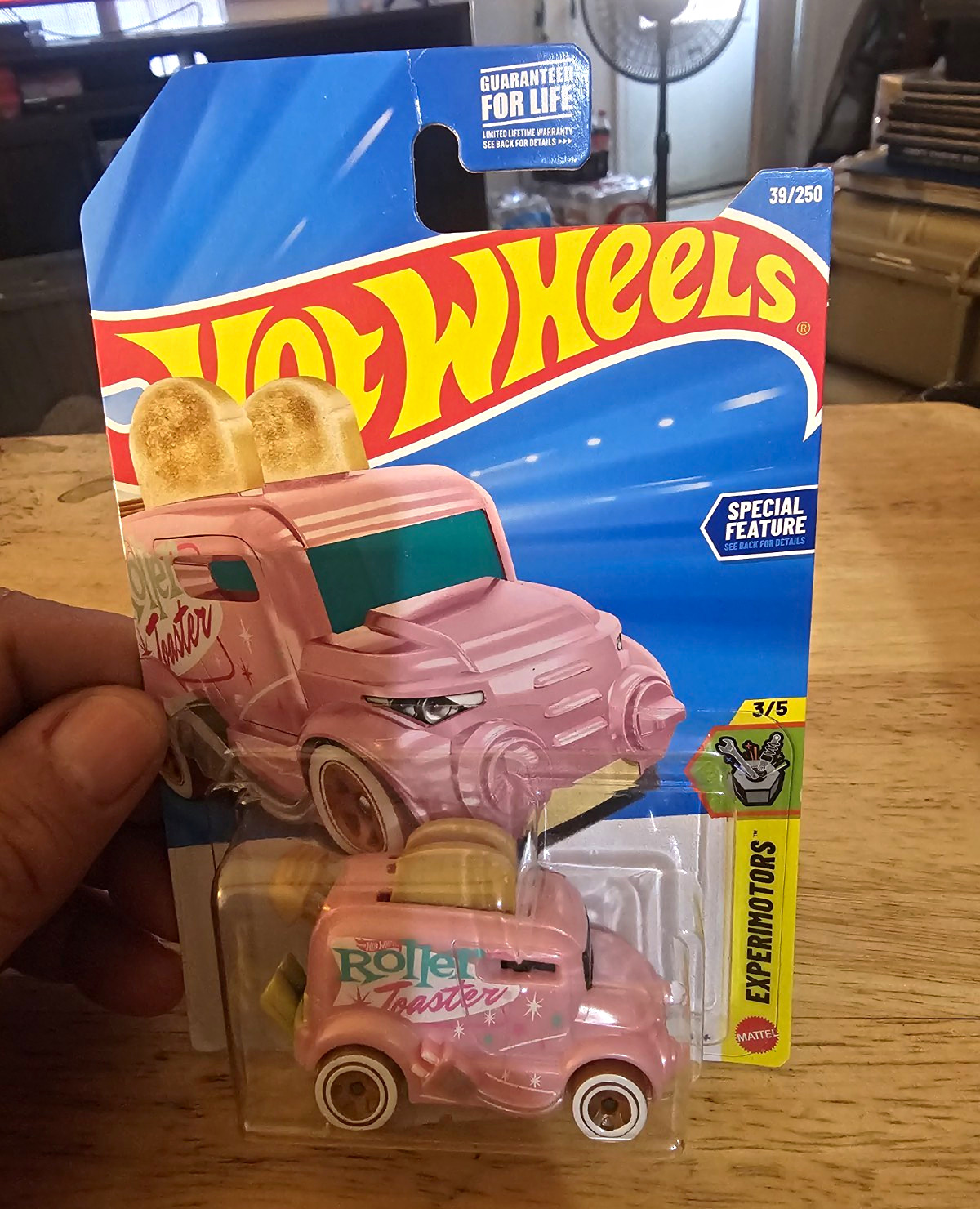 Hot Wheels Experimotors Roller Toaster Pink Diecast Car 1:64 2024 39/250