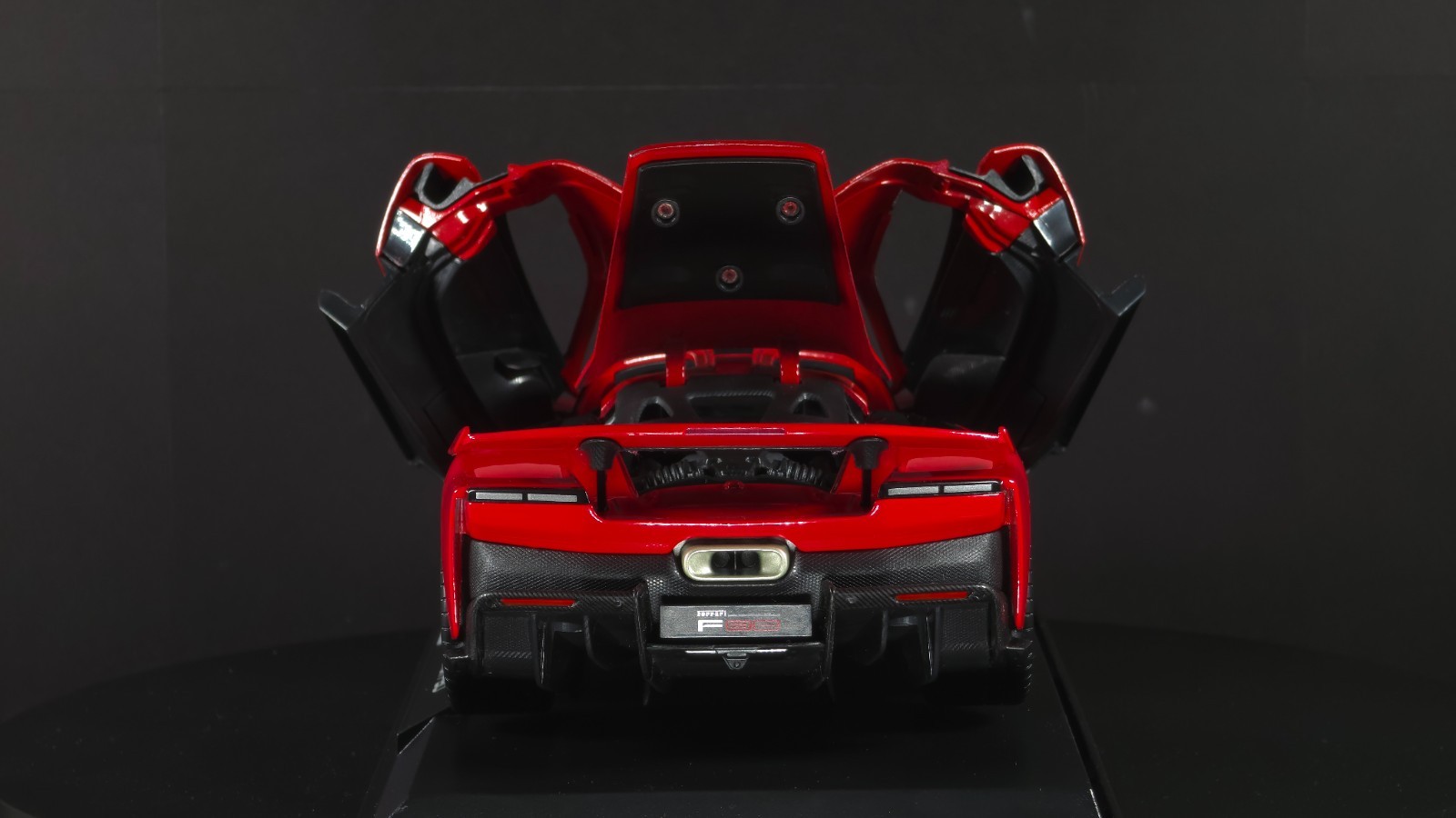 Ferrari F80 1:18 Maisto Exclusive Style Special Edition – red