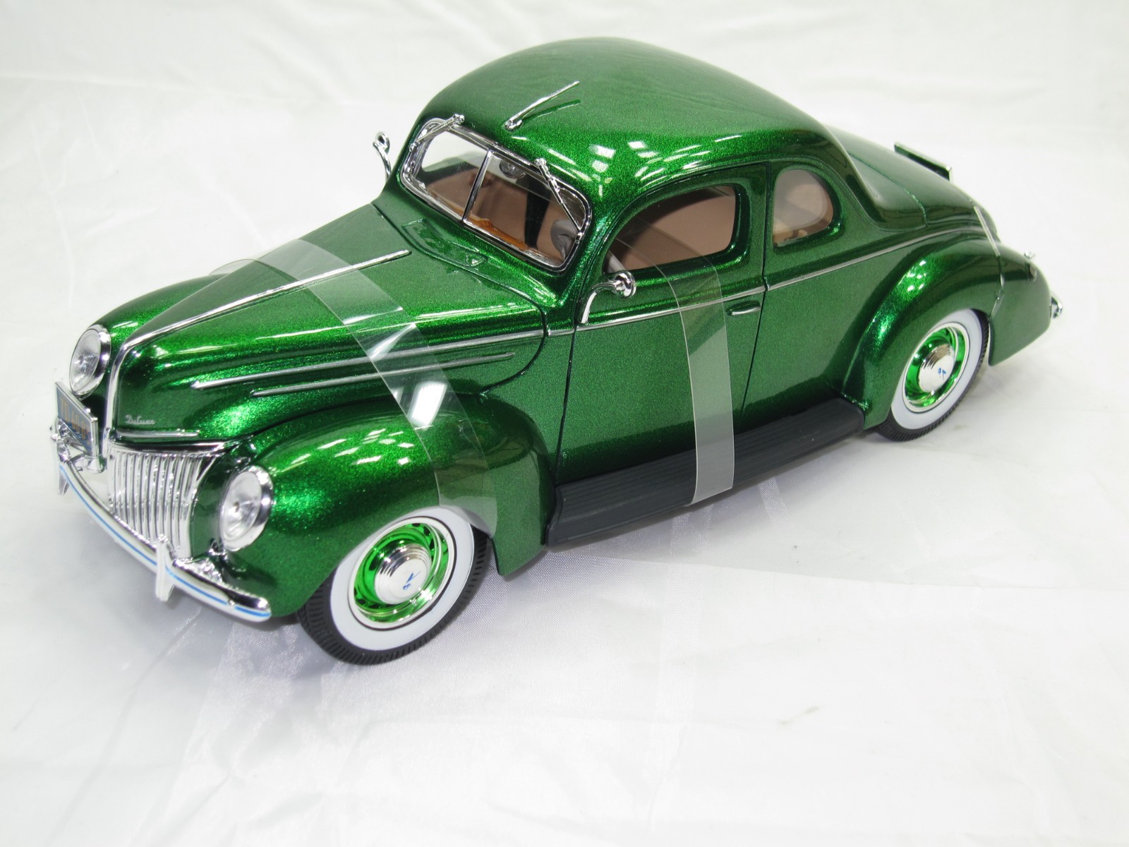 1939 FORD DELUXE V8 FLAT HEAD METALLIC GREEN NIB