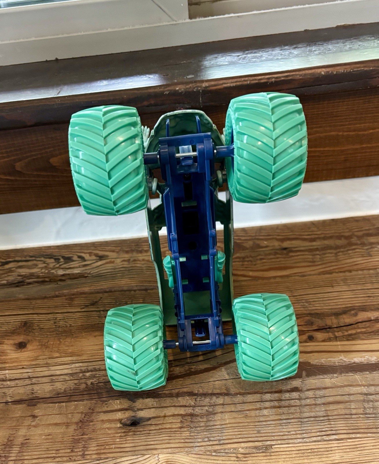 Spin Master Monster Jam RIPTIDE RAMPAGE ZOMBIE Truck 1:24 New