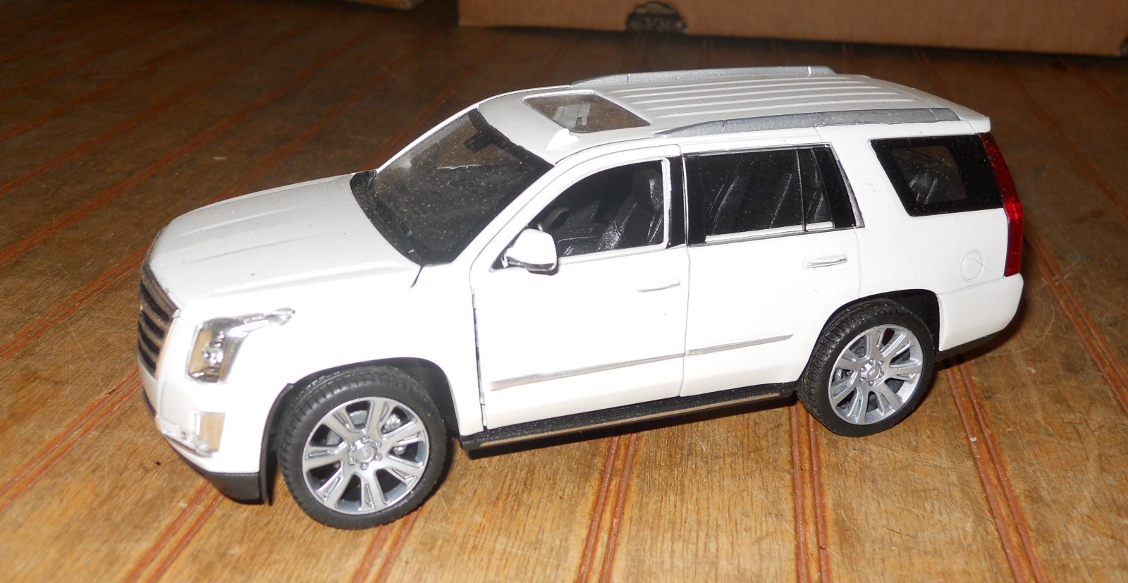 CADILLAC ESCALADE WELLY 24084/4D 1/24 DIECAST CAR HOOD DOORS OPEN