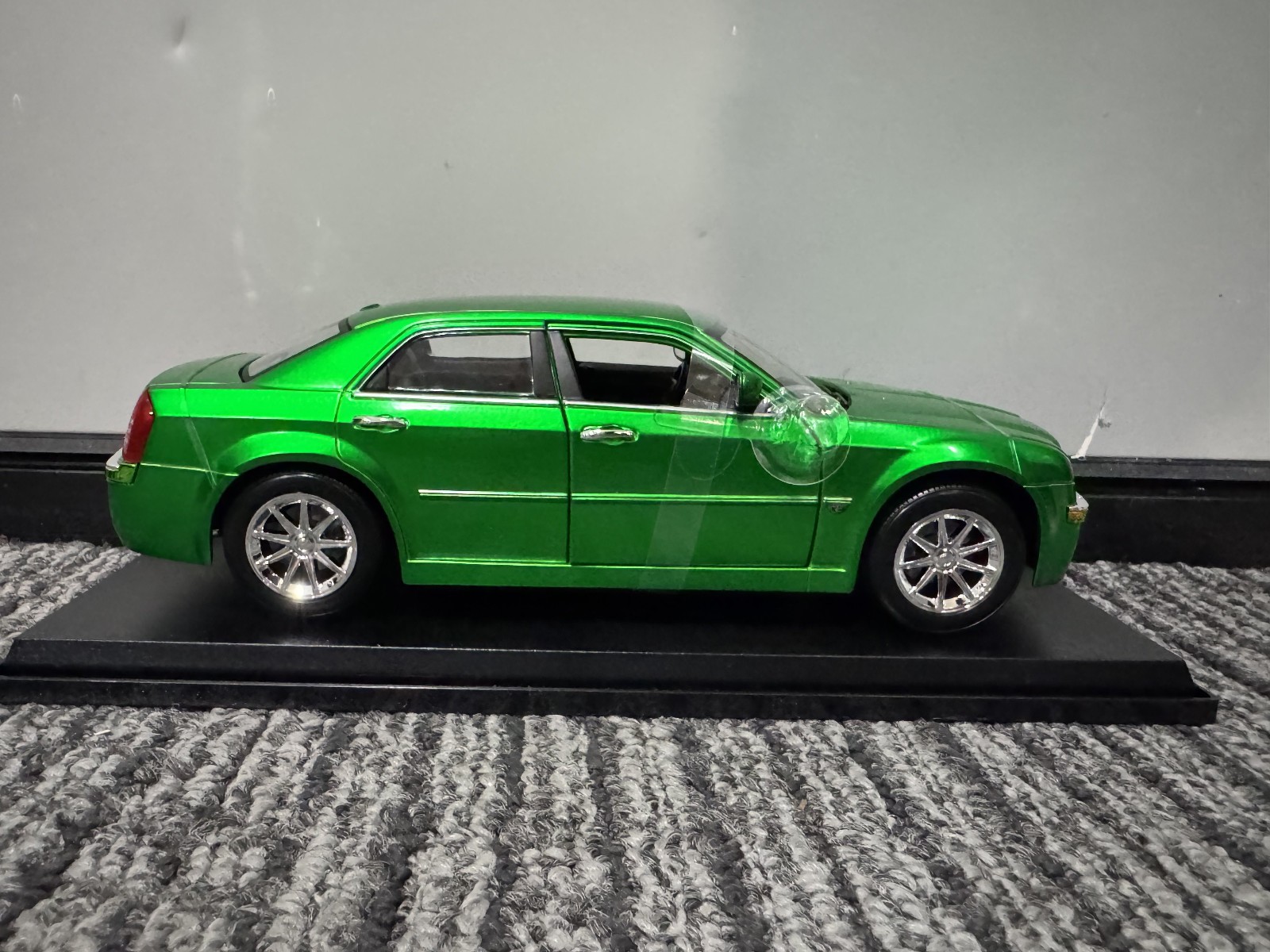 Maisto 1:18 Diecast Special Edition 2005 Chrysler HEMI 300C GREEN NEW IN BOX