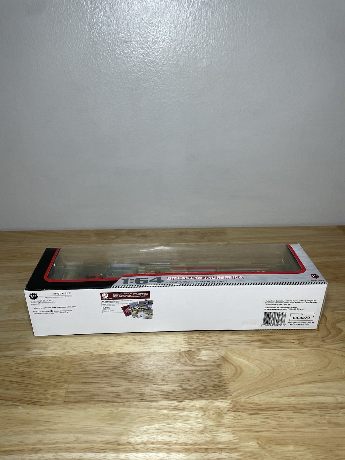 First Gear 1:64 Scale – 76 Semi Truck With 76 Fuel Tank Trailer – ( 60-0279 )