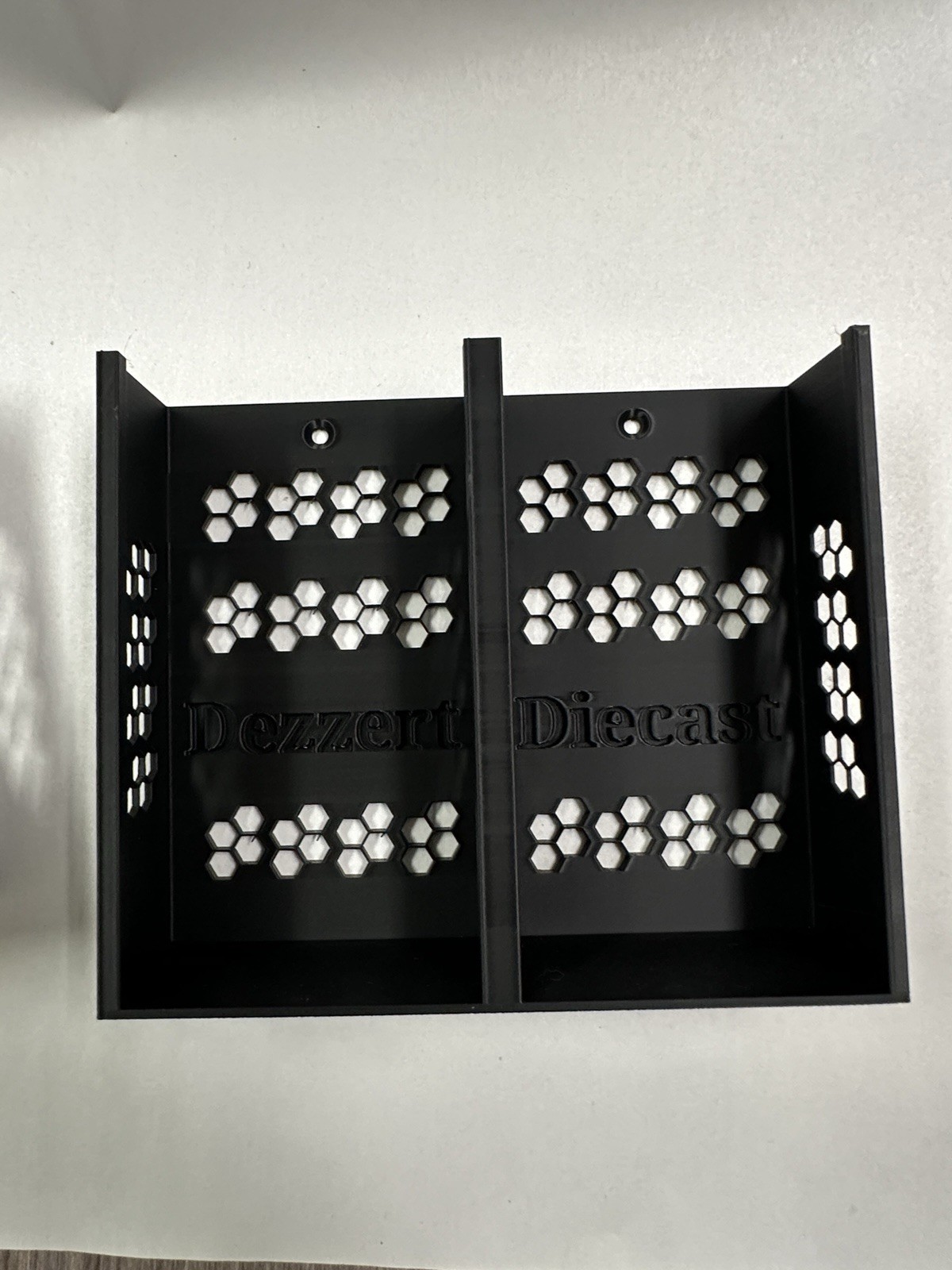 1:64 NASCAR 8 Car Diecast Wall/ Desktop Rack / Snap On Lid.