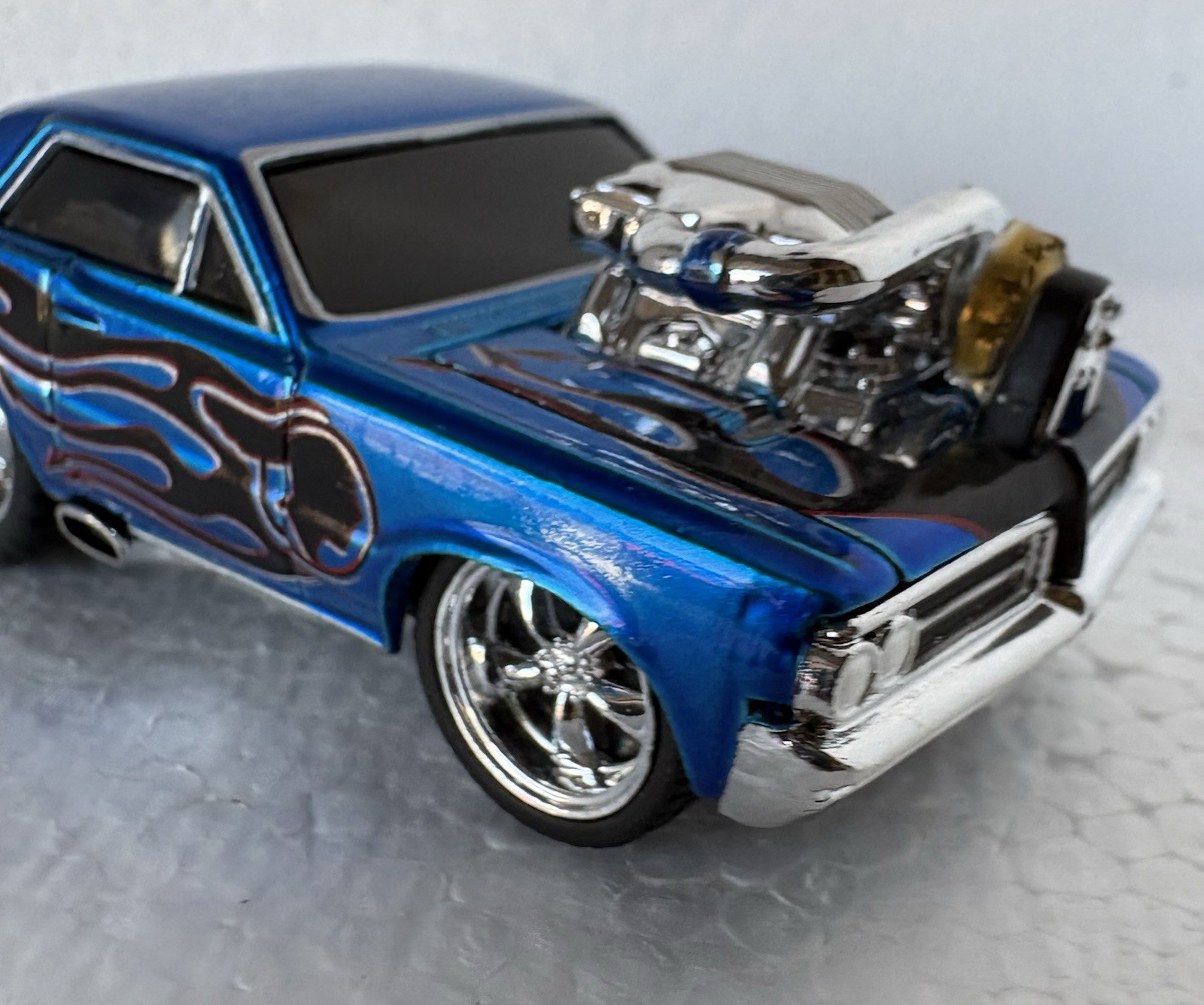 Muscle Machines 1965 Pontiac GTO Blue w/ Flames Chrome Blower 1/64 Diecast Car