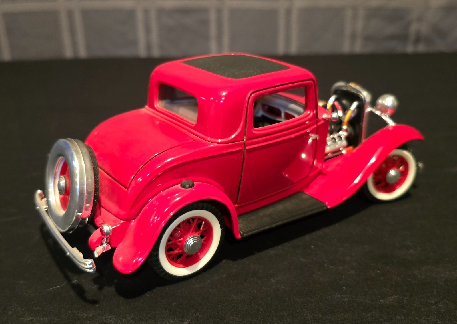 Road Legends 1932 Ford 3-Window Coupe Hot Rod Red 1:18