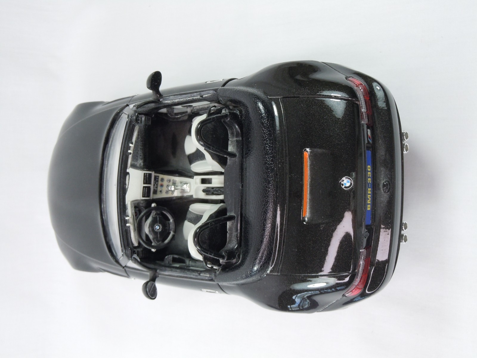 Burago 1/18 Scale BMW 330M Roadster 1996 Diecast Car With Stand
