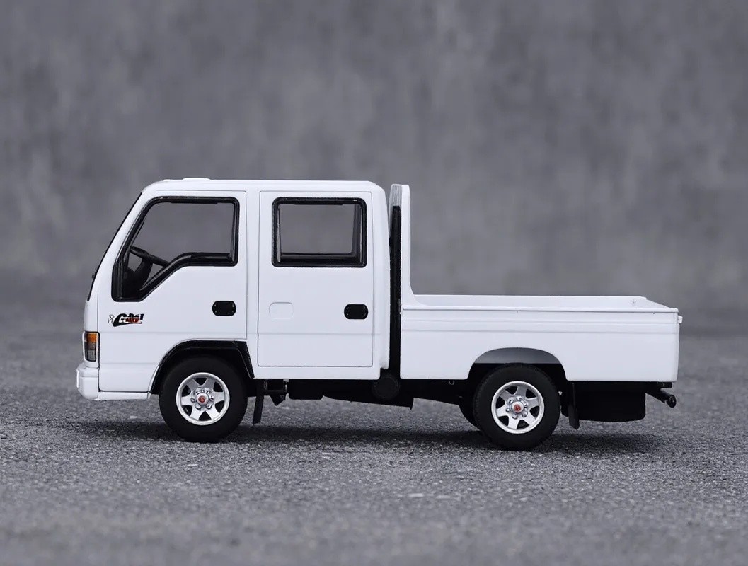 Model1 1:64 White JDM Isuzu ELF Double Cabin Truck Model Metal Diecast Car