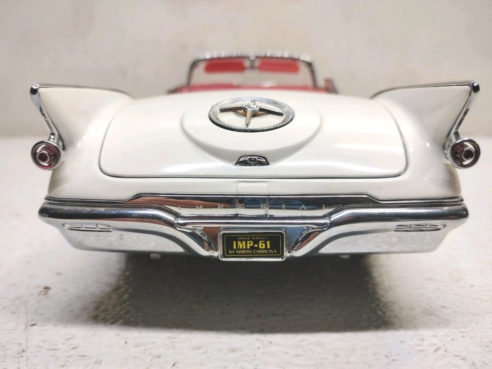Yat Ming Road Signature 1961 Imperial Crown Convertible White 1:18 Removable Top
