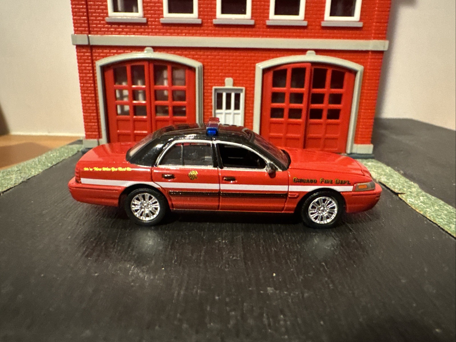 Greenlight Hot Pursuit Chicago Fire Dept Ford Crown Victoria Police 1:64 Diecast