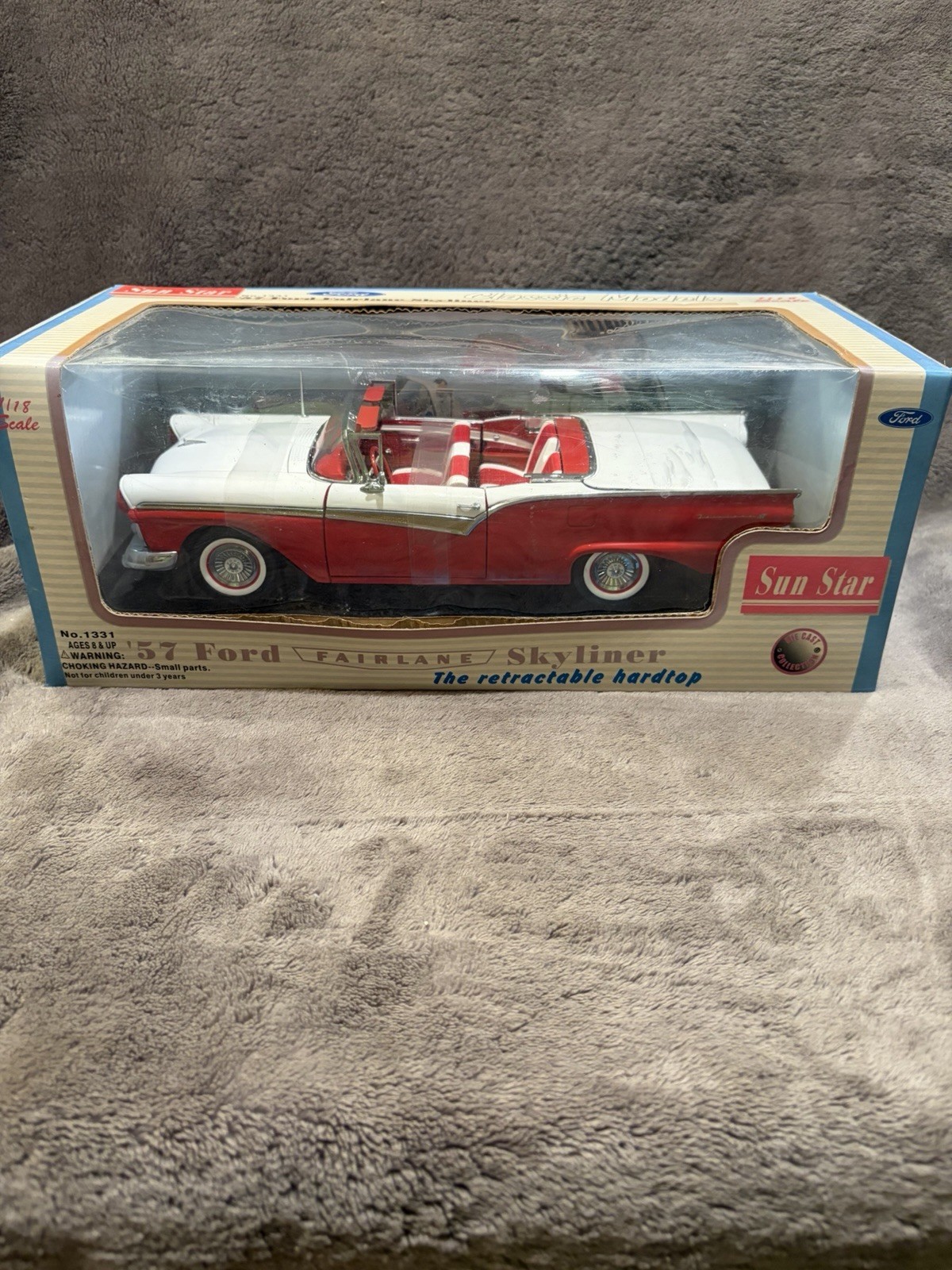 Sun Star 1957 Ford Fairlane Skyliner 1/18 Diecast Model Car – Red/White.