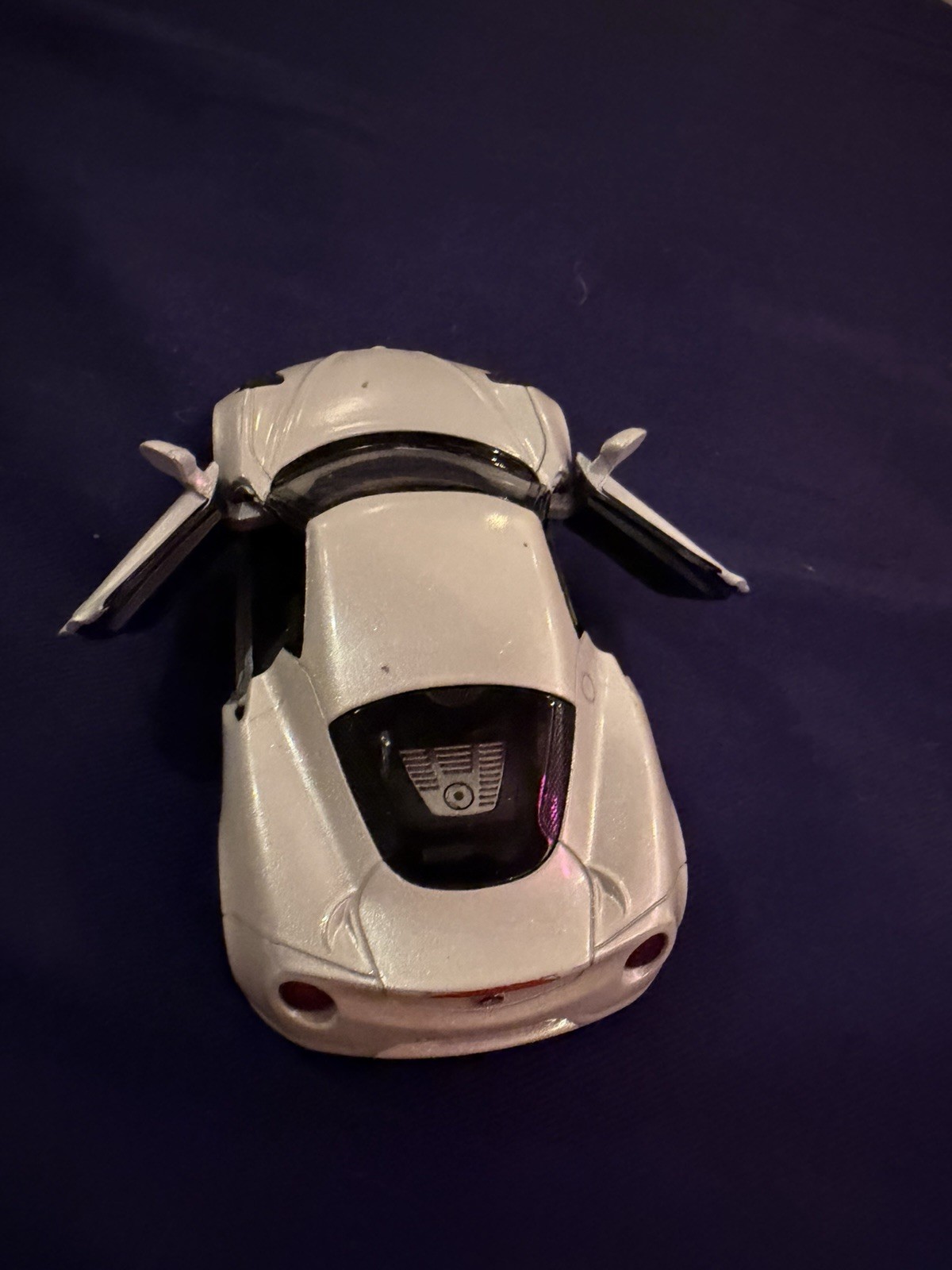 Alfa Romeo 4C 2013 White Diecast Model Pullback 1:32 Scale Kintoy Doors Open