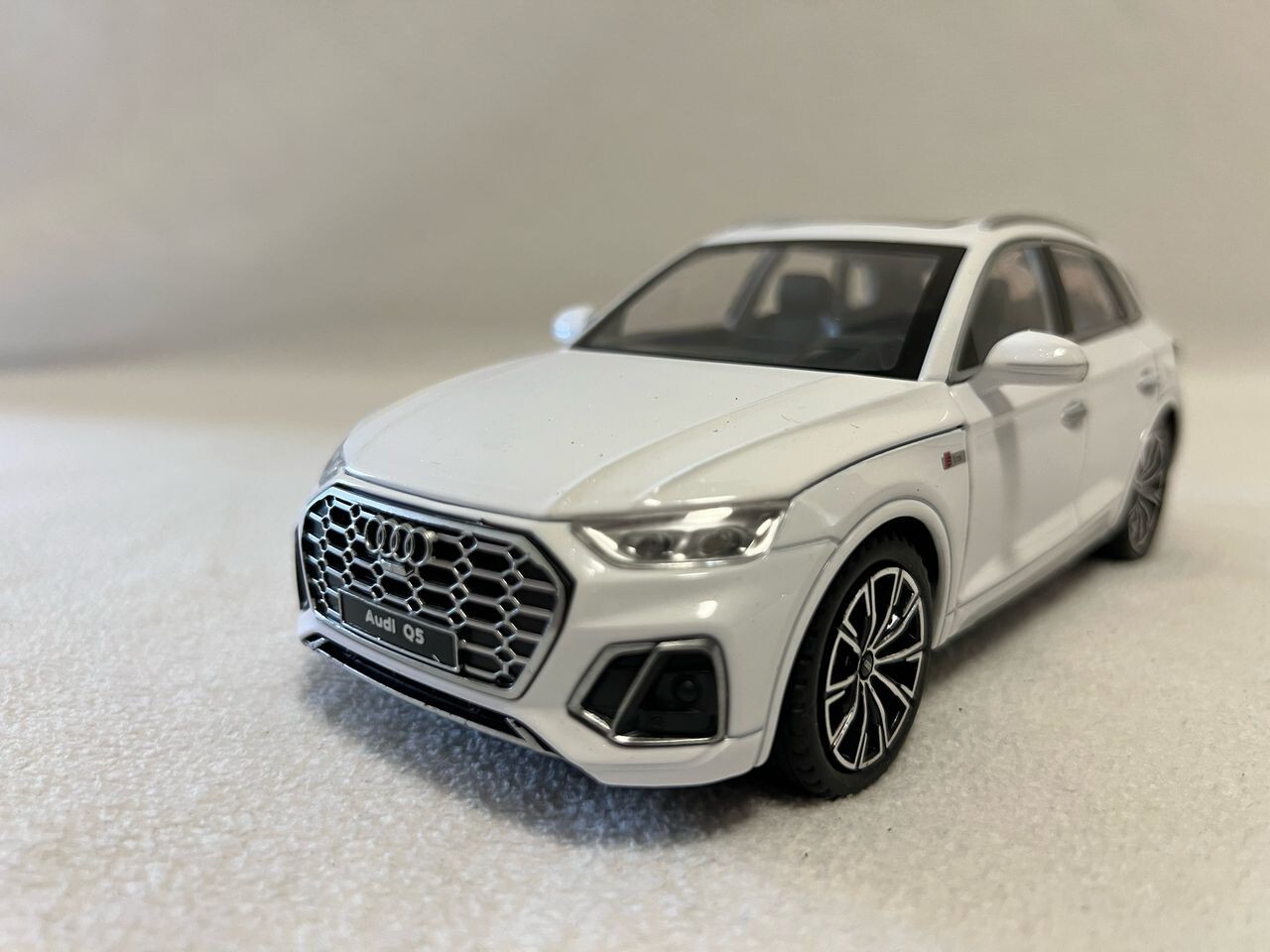 1:24 AUDI Q5 SUV Alloy Car Model Diecast & Toy Vehicle Metal Childrens Gift Kids
