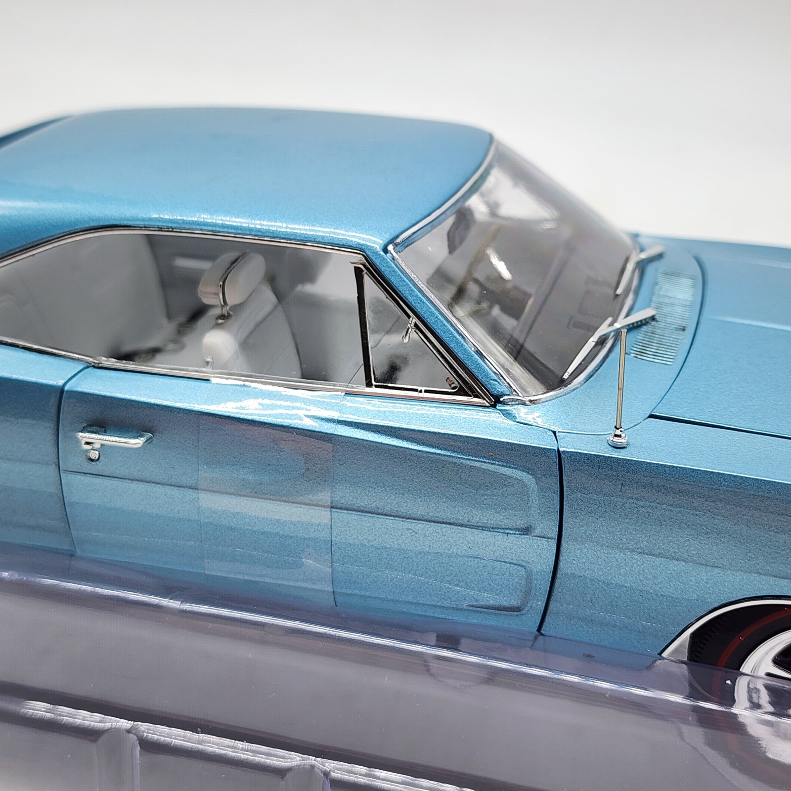 57Z Auto World 1:18 1969 Dodge Charger American Muscle Rare Color Variant