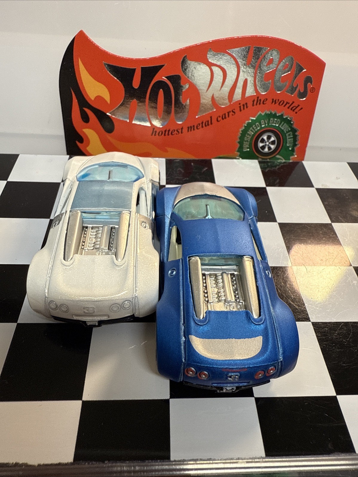 HOT WHEELS – HOT AUCTION – BUGATTI VEYRON 🔥 Combined Shipping 🔥 2 Car Set