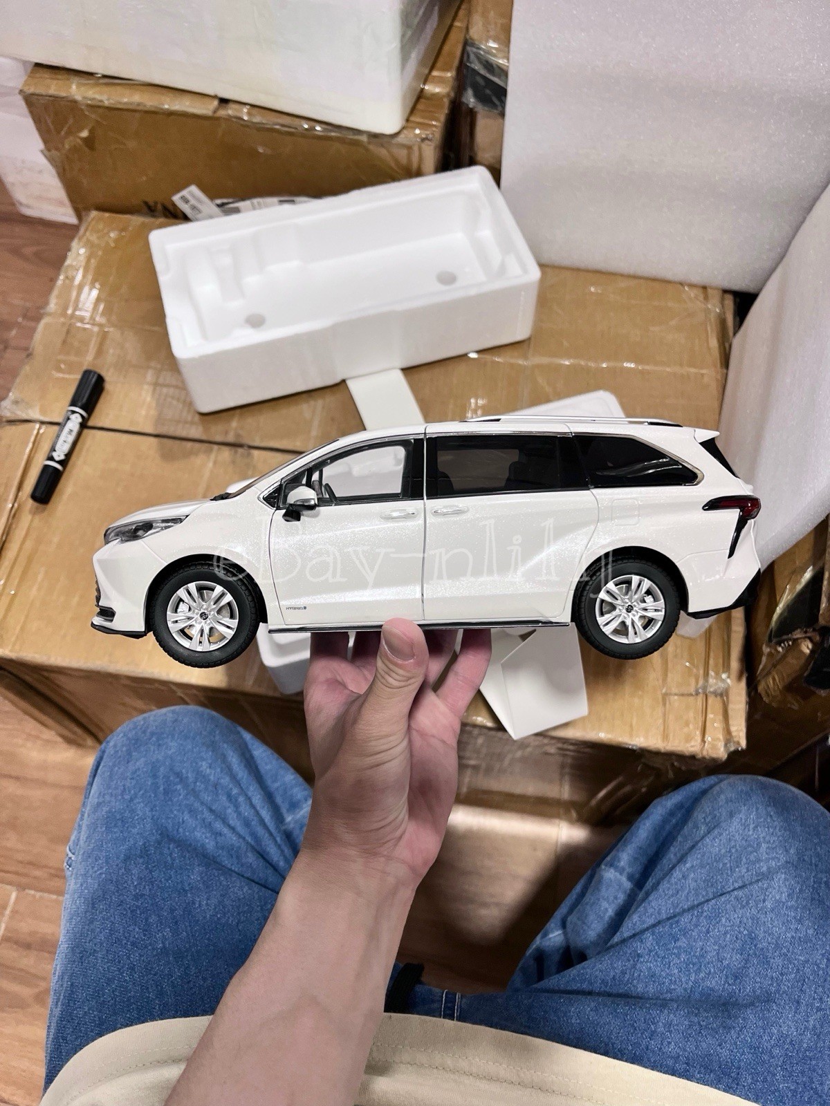 1:18 Scale 2021~2026 Toyota Sienna Limited Ice White Minivan Diecast Model Car