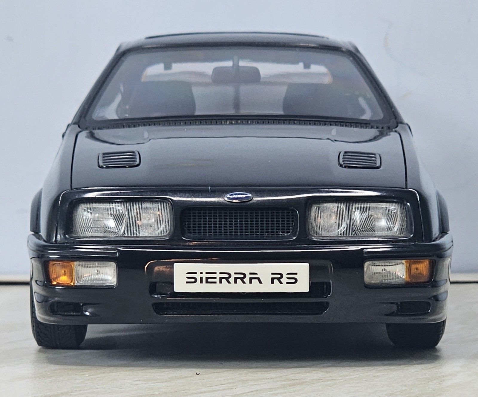 Autoart 1:18 Ford Sierra RS Cosworth black Damaged